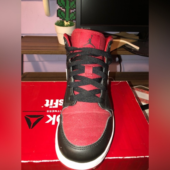 Nike Air Jordan 1 Mid (Youth size 5) - Picture 2 of 7